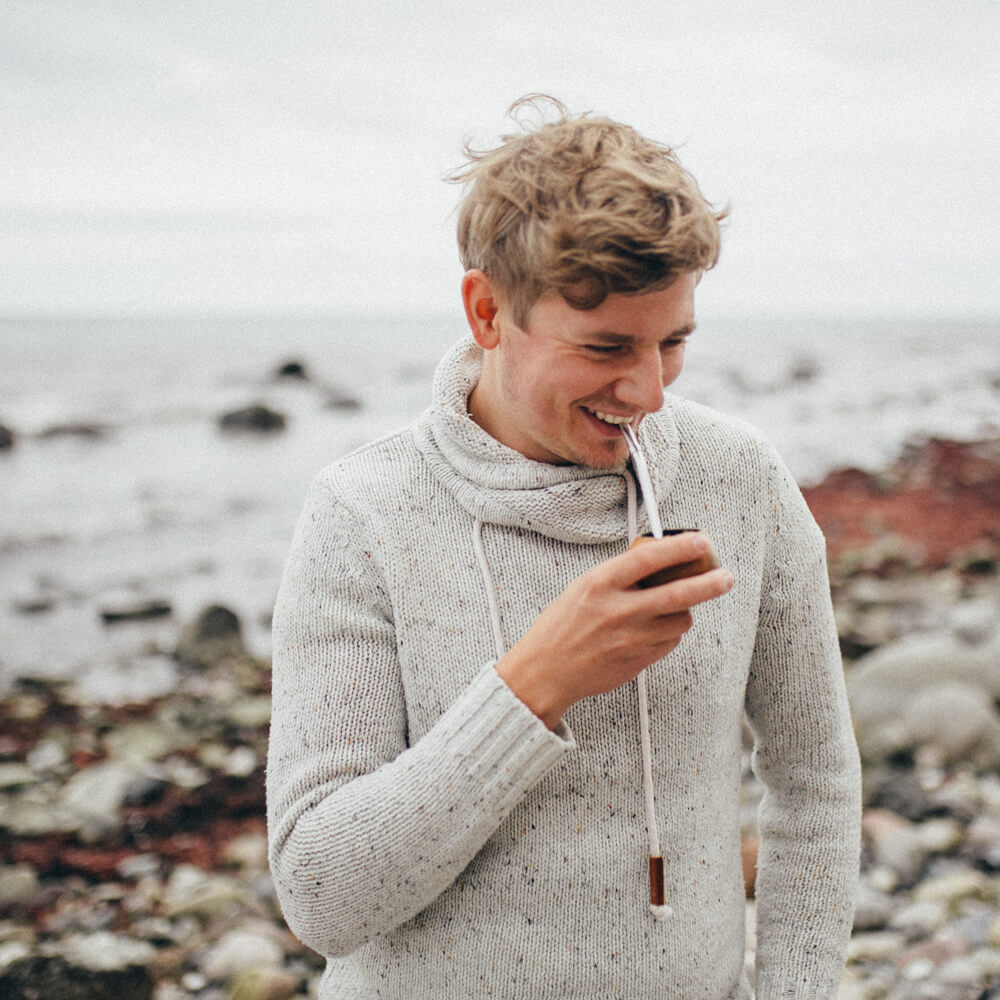 Mate trinken am Meer