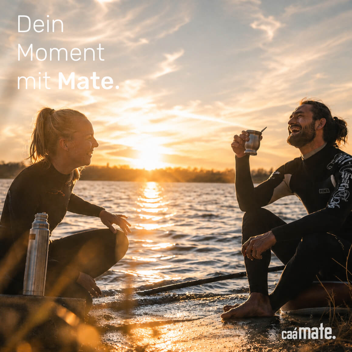 Zwei Personen genießen einen gemeinsamen Mate-Moment im warmen Abendlicht.